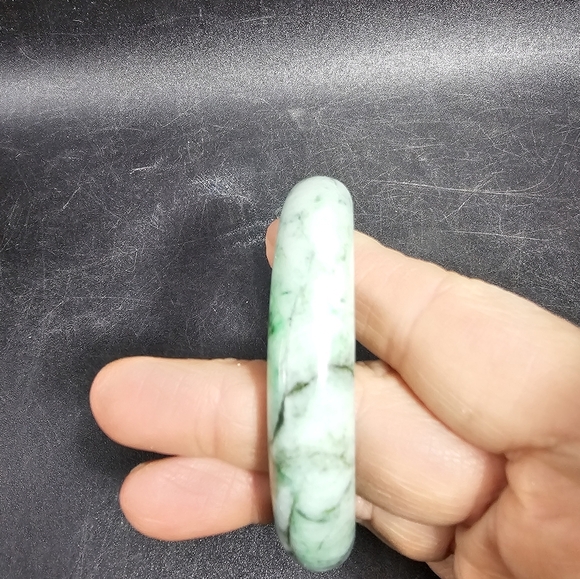 Vintage mottled green jadeite bangle bracelet - Picture 3 of 6